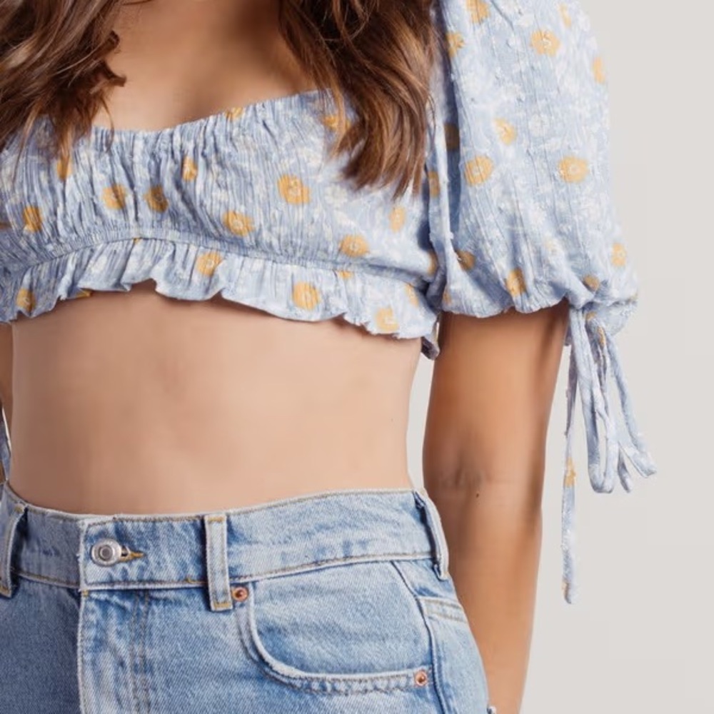 Olivaceous blue puff sleeve floral crop top